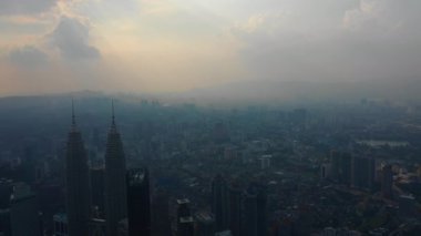 günbatımı zamanı kuala lumpur cityscape downtown anteni panorama 4k Malezya