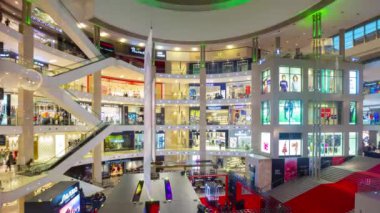 Kuala Lumpur, Malezya - Ocak 2016: ünlü petronas towers suria klcc mall yaklaşık Ocak 2016 kuala lumpur, Malezya tarafından yürüyor.