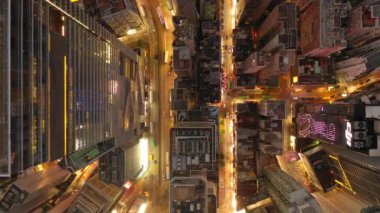 gün batımı ışıklı hong kong şehir rooftops şehir merkezinde trafik sokakları hava topdown panorama 4k