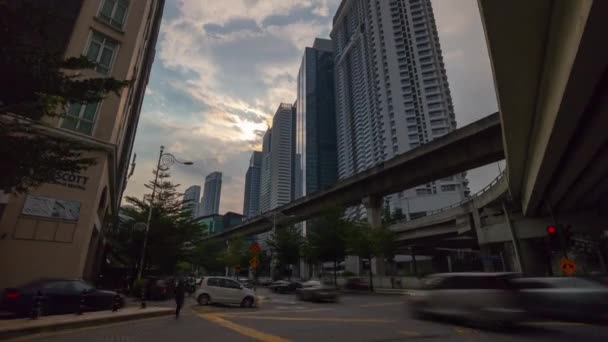 每日时间 Kuala Lumpur 市中心交通街交叉路地铁线全景4K 时光过去马来西亚 — 图库视频影像