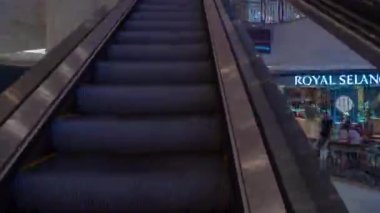 Kuala Lumpur, Malezya - Ocak 2016: ünlü petronas towers suria klcc mall yaklaşık Ocak 2016 kuala lumpur, Malezya tarafından yürüyor.