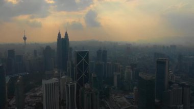 Kuala Lumpur, Malezya - 25 Eylül 2018: güneşli gün kuala lumpur şehir merkezi havacılık panorama 4k dolaylarında 25 Eylül 2018 Kuala lumpur, malezya, Malezya.