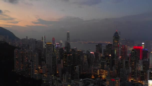 Ночное Время Освещенный Гонконг Город Центре Бухты Воздушная Панорама — стоковое видео