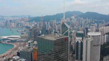 Gündüz uçuş hong kong şehir üzerinde liman koyu hava panorama 4k