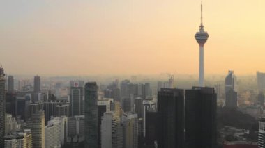 Kuala Lumpur, Malezya - 25 Eylül 2018: Akşam kuala lumpur şehir merkezi havacılık panorama 4k circa 25 Eylül 2018 kuala lumpur, malezya.