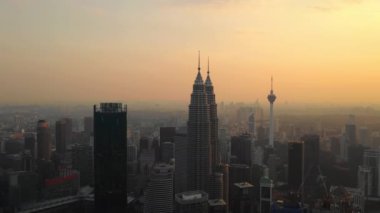 Kuala Lumpur, Malezya - 25 Eylül 2018: güneşli gün kuala lumpur şehir merkezi havacılık panorama 4k dolaylarında 25 Eylül 2018 Kuala lumpur, malezya, Malezya.