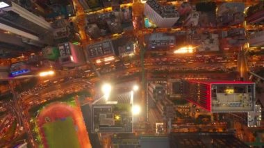 Saat akşam aydınlatılmış hong kong şehir trafik sokakları stadyum hava topdown panorama 4 k