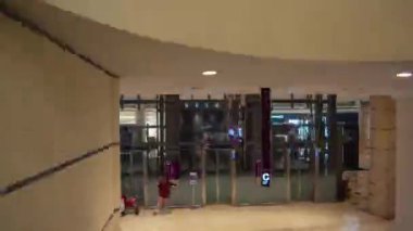 Kuala Lumpur, Malezya - Ocak 2016: ünlü petronas towers suria klcc mall yaklaşık Ocak 2016 kuala lumpur, Malezya tarafından yürüyor.