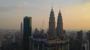 Kuala Lumpur, Malezya - 25 Eylül 2018: güneşli gün kuala lumpur şehir merkezi havacılık panorama 4k dolaylarında 25 Eylül 2018 Kuala lumpur, malezya, Malezya.