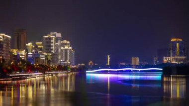 Işıklı gece sanya şehir trafik nehir defne köprü panorama 4k timelapse hainan Adası Çin