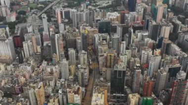 Gündüz kowloon cityscape Rating sokakları hava topdown panorama 4 k hong kong uçuş.