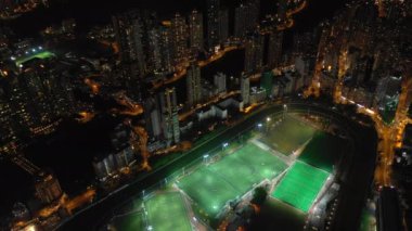gece ışıklı zaman hong kong şehir trafik yol ve spor stadyum topdown hava panorama 4k