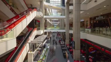 Kuala Lumpur, Malezya - Ocak 2016: ünlü petronas towers suria klcc mall yaklaşık Ocak 2016 kuala lumpur, Malezya tarafından yürüyor.