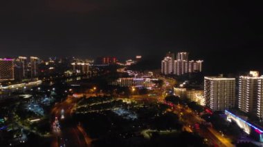 Gece aydınlatmalı Sanya Cityscape Panorama 4k Timelapse Hainan Island Çin