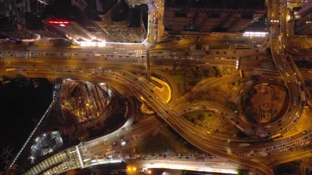 夜间灯火通明的香港著名湾仔交通街道道路交界处空中顶盖全景4K — 图库视频影像