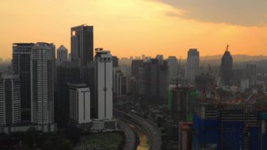 Kuala Lumpur, Malezya - 25 Eylül 2018: Akşam kuala lumpur şehir merkezi havacılık panorama 4k circa 25 Eylül 2018 kuala lumpur, malezya.