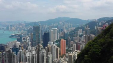 güneşli bir gün hong kong cityscape downtown victoria Limanı hill hava panorama 4k