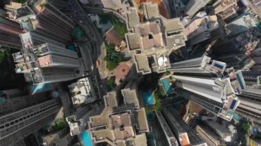 güneşli hong kong şehir şehir bölge blok trafik yüksek hava topdown panorama 4 k yaşayan