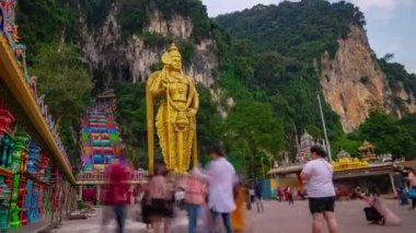 Kuala Lumpur, Malezya - 2 Ekim 2018: gündüz vakti kuala lumpur şehri batu ünlü renkli merdiven panorama 4k yaklaşık 2 Ekim 2018 sıralarında Kuala lumpur, Malezya.