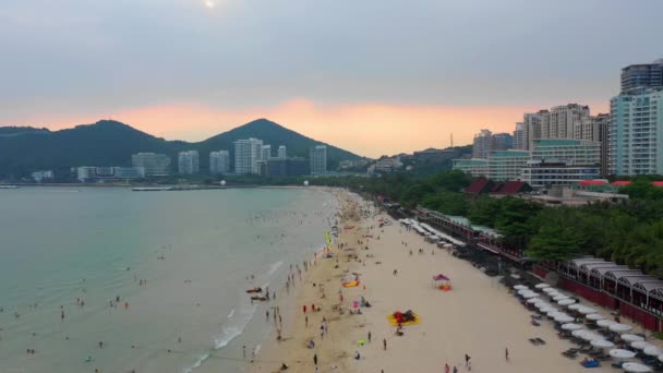 阳光明媚的日子海南岛三亚湾船舶停放空中全景4K — 图库视频影像