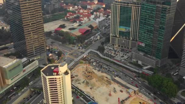 日落夸拉伦普尔市中心交通交叉口侧建设空中全景4K 马来西亚 — 图库视频影像