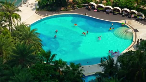 Soleado Día Sanya Famoso Hotel Complejo Piscina Azotea Panorama Timelapse — Vídeos de Stock