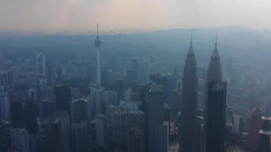 Kuala Lumpur, Malezya - 25 Eylül 2018: güneşli gün kuala lumpur şehir merkezinde sis panorama 4k dolaylarında 25 Eylül 2018 Kuala lumpur, Malezya.