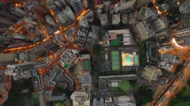 gün batımı gece ışıklı hong kong şehir trafik sokakları wan chai bölgesinde hava topdown panorama 4k