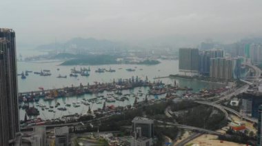 Gündüz kowloon city bay çalışma dock hava panorama 4 k hong kong uçuş.