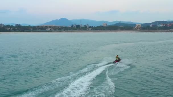 Beroemde Sanya Baai Zeegezicht Luchtfoto Panorama Met Water Scooter Rider — Stockvideo