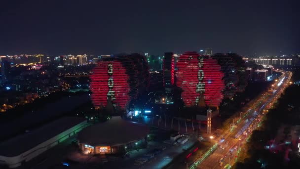 夜间灯火通明的三亚城市景观全景4K 时间拉塞海南岛中国 — 图库视频影像