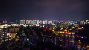 sanya cityscape dadonghai otel çatı panorama 4 k timelapse hainan Adası Çin gece ışıklı