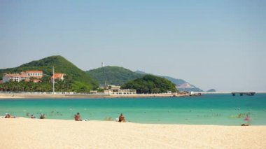 gün batımı ışık sanya plaj sahil şeridi panorama 4 k timelapse hainan Adası Çin kalabalık
