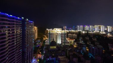 Sanya, Çin - 1 Ekim 2018: yaklaşık 1 Ekim 2018 sokak panorama 4 k timelapse sanya şehir trafik ışıklı gece hainan Adası Çin.