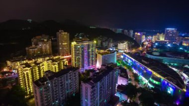 sanya ünlü dadonghai beach kasaba çatı panorama 4 k timelapse hainan Adası Çin gece ışıklı