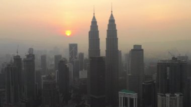 Kuala Lumpur, Malezya - 25 Eylül 2018: Akşam kuala lumpur şehir merkezi havacılık panorama 4k circa 25 Eylül 2018 kuala lumpur, malezya.