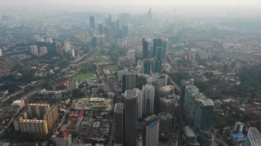Kuala Lumpur, Malezya - 25 Eylül 2018: güneşli gün kuala lumpur şehir merkezinde sis panorama 4k dolaylarında 25 Eylül 2018 Kuala lumpur, Malezya.