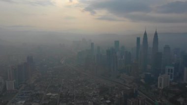Kuala Lumpur, Malezya - 25 Eylül 2018: güneşli gün kuala lumpur şehir merkezinde sis panorama 4k dolaylarında 25 Eylül 2018 Kuala lumpur, Malezya.