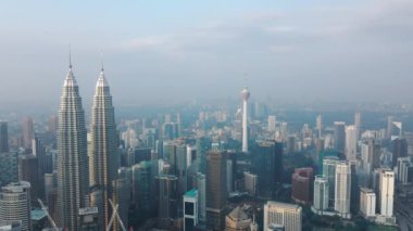 Kuala Lumpur, Malezya - 25 Eylül 2018: güneşli gün kuala lumpur şehir merkezinde sis panorama 4k dolaylarında 25 Eylül 2018 Kuala lumpur, Malezya.