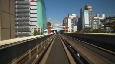 TAIPEI, TAIWAN - 20 HAZİRAN 2018: güneşli bir gün Taipei tren yolu ön manzara pov panorama