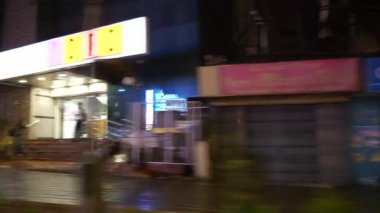 Bangalore, Hindistan - 17 Eylül 2018: gündüz bangalore şehir merkezi trafik sokak kaldırım panorama gece 4k circa 17 Eylül 2018 bangalore, hindistan.