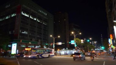 Taipei, Tayvan - 13 Ocak 2018: Akşam taipei şehir trafik caddesi yol kavşağı panorama 4k circa 13 Ocak 2018 taipei, tayvan.