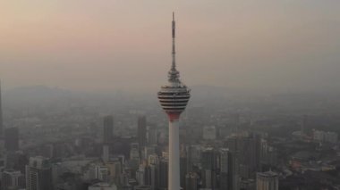 Kuala Lumpur, Malezya - 25 Eylül 2018: Akşam kuala lumpur şehir merkezi havacılık panorama 4k circa 25 Eylül 2018 kuala lumpur, malezya.