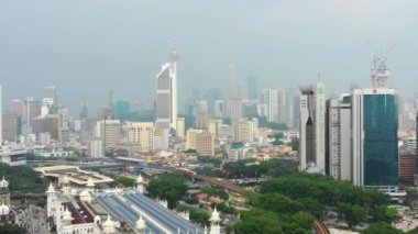 akşam saat kuala lumpur şehir şehir merkezindeki tren istasyonuna hava panorama 4k Malezya