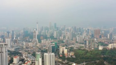 Kuala Lumpur, Malezya - 25 Eylül 2018: güneşli gün kuala lumpur şehir merkezinde sis panorama 4k dolaylarında 25 Eylül 2018 Kuala lumpur, Malezya.