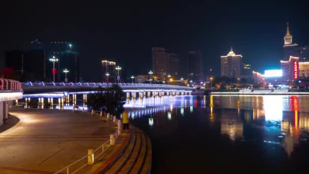 Nacht Tijd Verlichting Sanya Stad Verkeer Langs Rivier Brug Panorama — Stockvideo