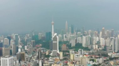 Kuala Lumpur, Malezya - 25 Eylül 2018: güneşli gün kuala lumpur şehir merkezinde sis panorama 4k dolaylarında 25 Eylül 2018 Kuala lumpur, Malezya.