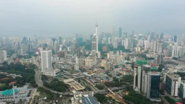 Kuala Lumpur, Malezya - 25 Eylül 2018: güneşli gün kuala lumpur şehir merkezinde sis panorama 4k dolaylarında 25 Eylül 2018 Kuala lumpur, Malezya.