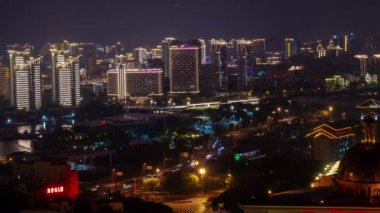 Sanya, Çin - 1 Ekim 2018: Körfez Panoraması 4 k timelapse 1 Ekim 2018 yaklaşık yürüme gece ışıklı sanya şehir nehir hainan Adası Çin.