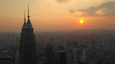 Kuala Lumpur, Malezya - 25 Eylül 2018: Akşam kuala lumpur şehir merkezi havacılık panorama 4k circa 25 Eylül 2018 kuala lumpur, malezya.